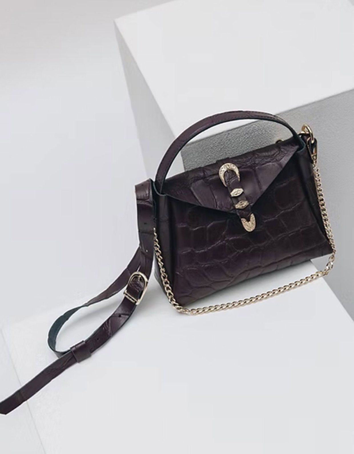 Individual Art Leather Here with me bag dark plum-gold