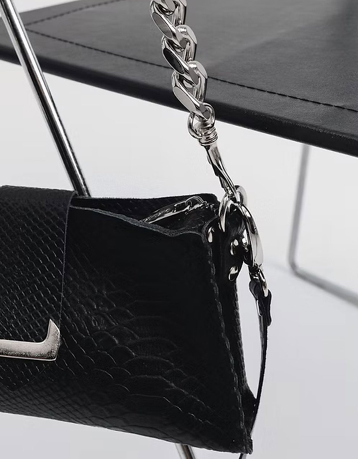 Individual Art Leather Avalon bag black-nickel
