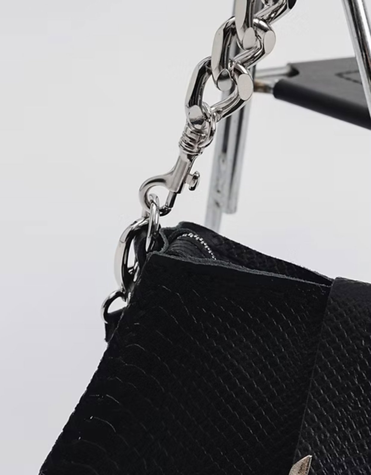 Individual Art Leather Avalon bag black-nickel