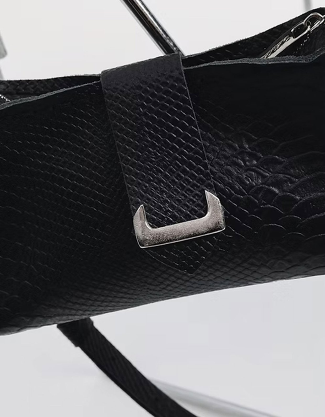Individual Art Leather Avalon bag black-nickel
