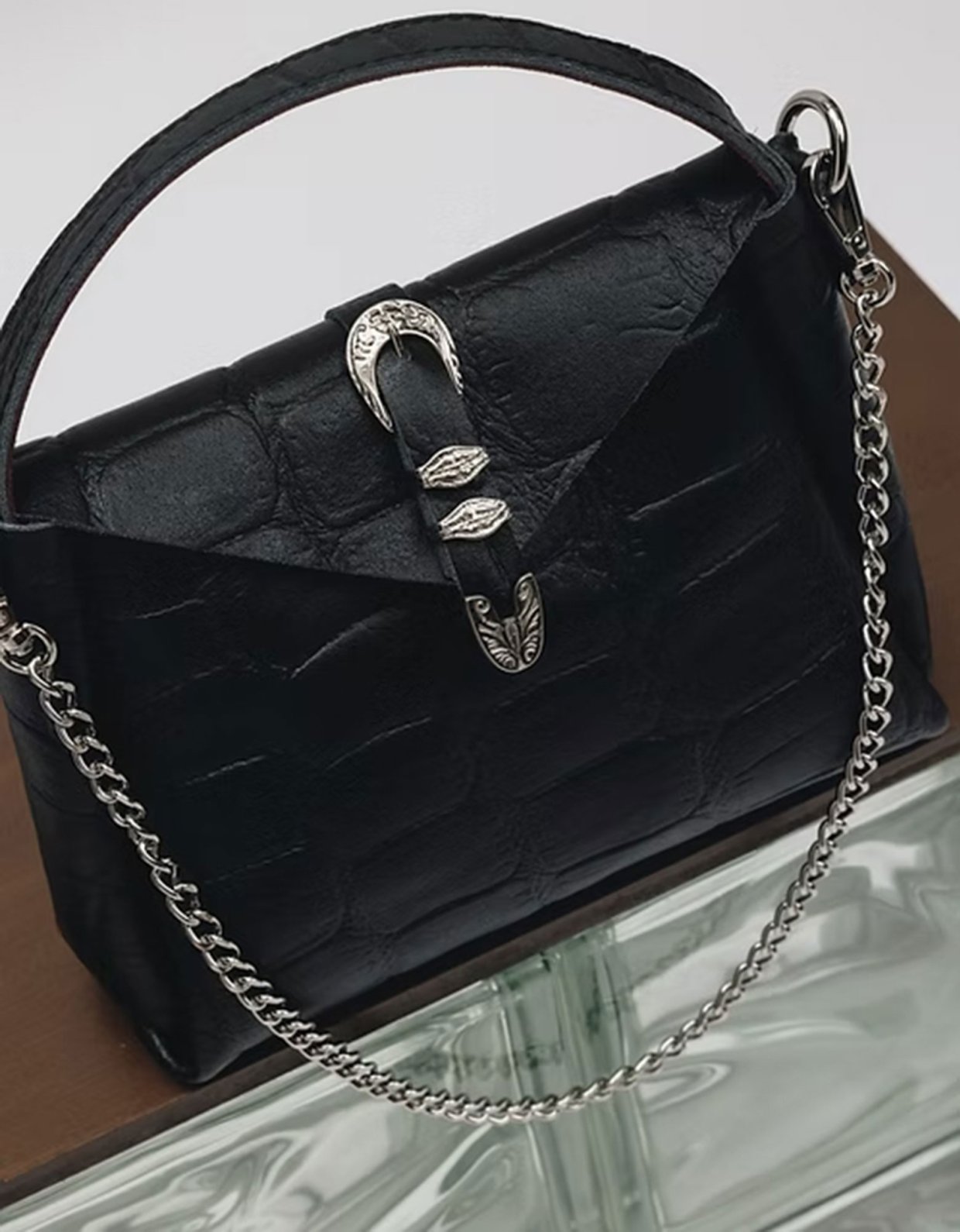 Individual Art Leather Here with me bag black-nickel