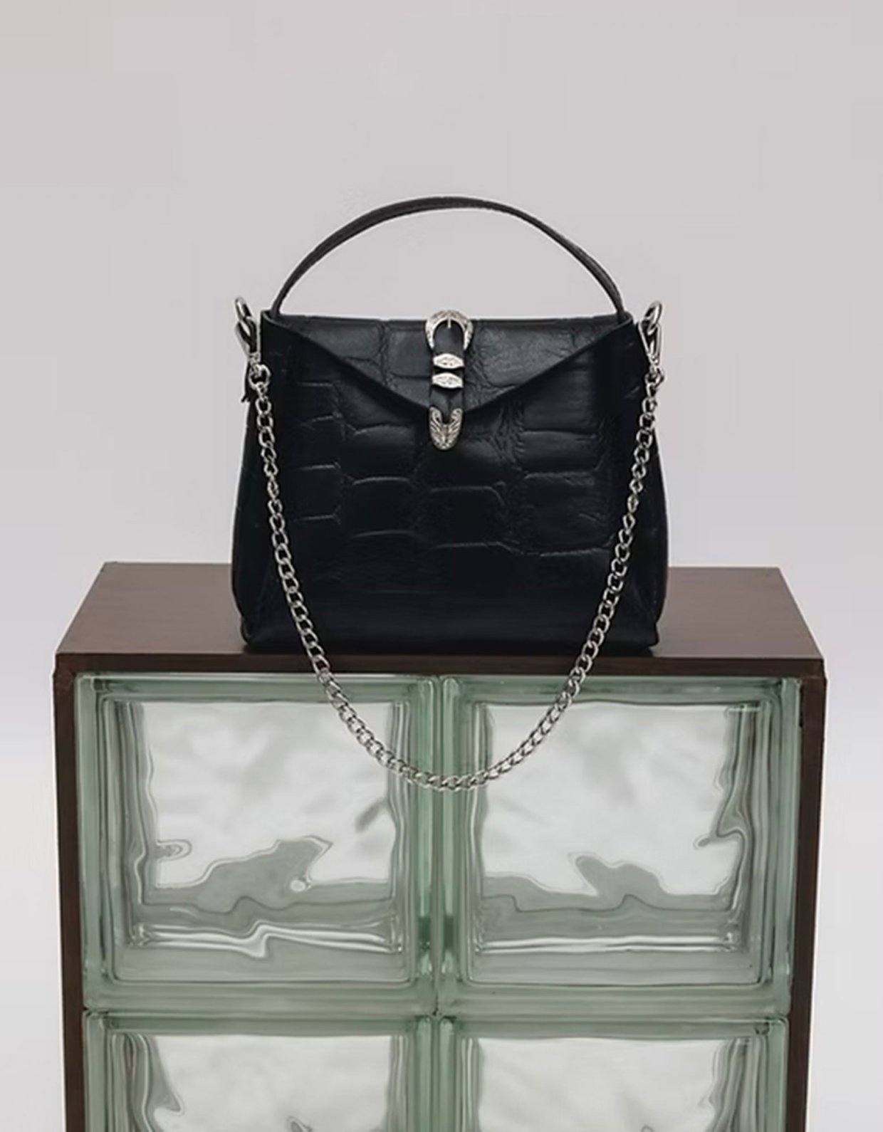 Individual Art Leather Here with me bag black-nickel