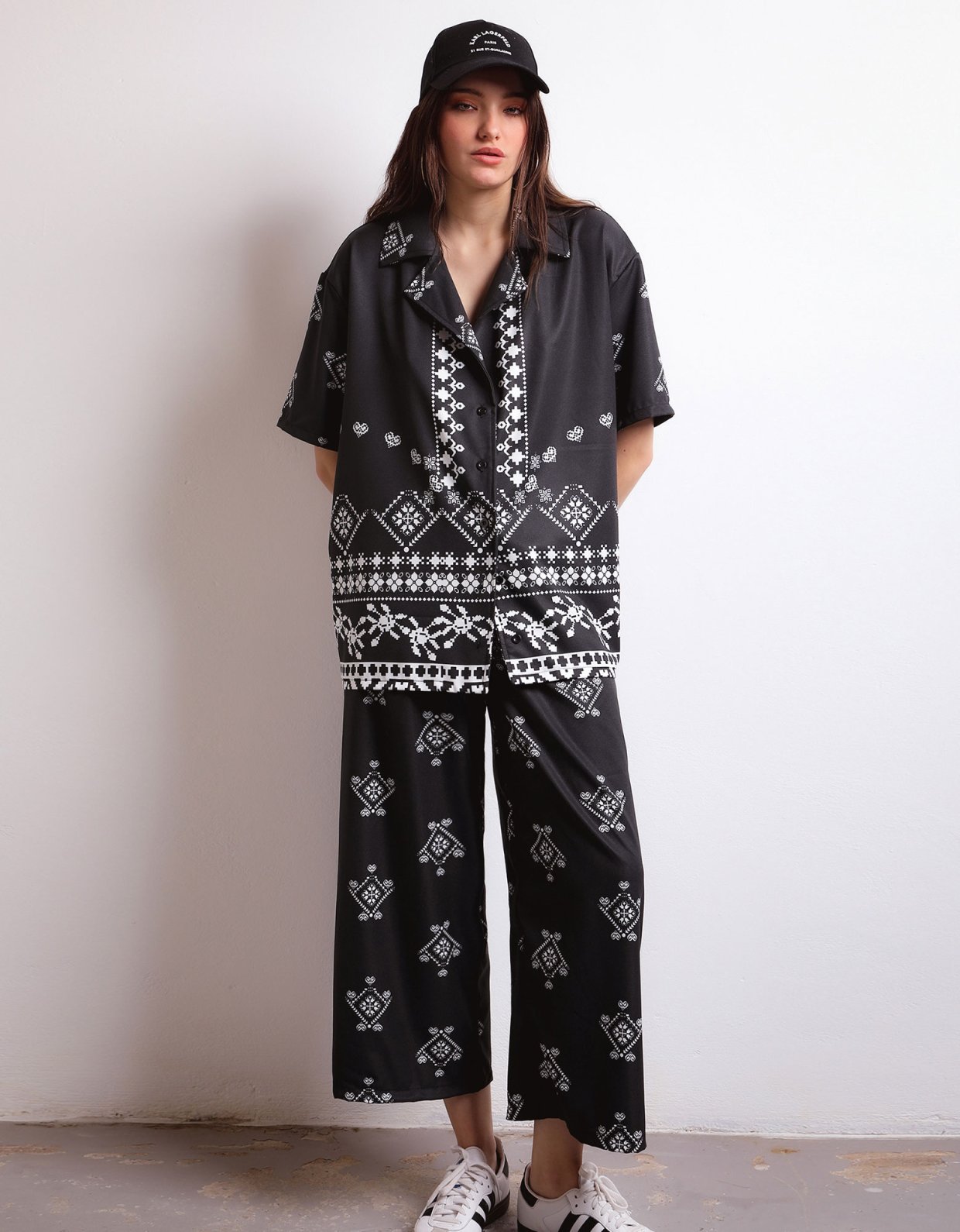 Bee Me Dream black shirt