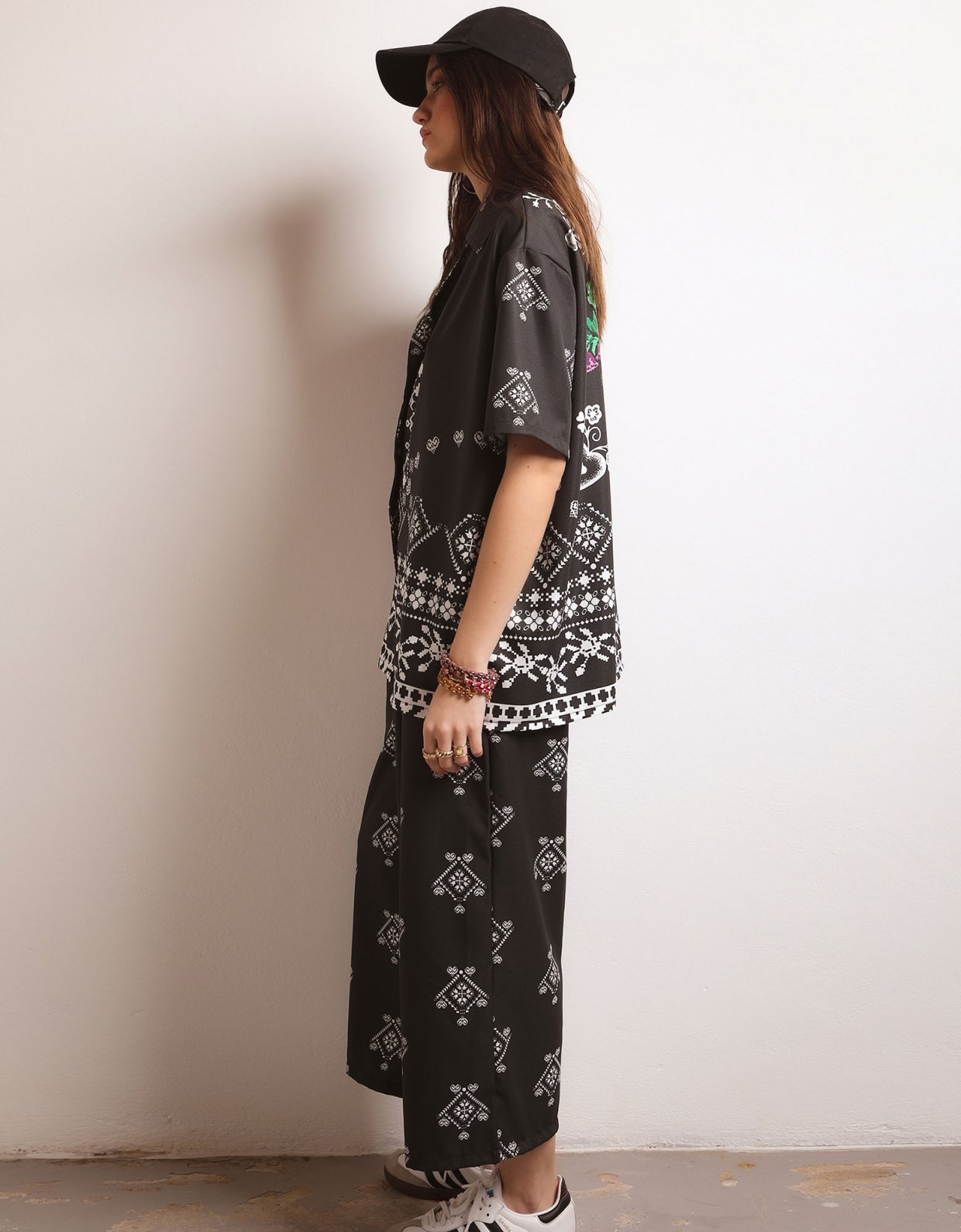 Bee Me Dream black shirt