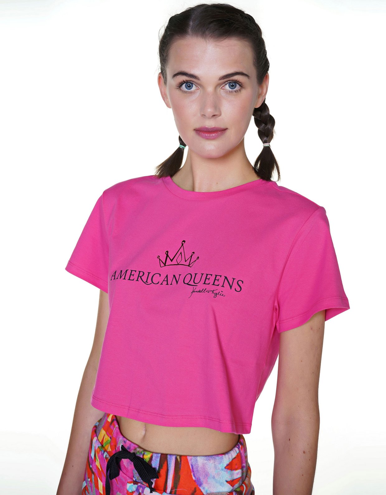 Kendall + Kylie Queen logo loose cropped t-shirt fuchsia