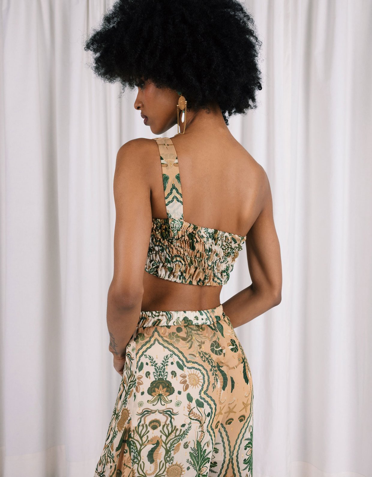 Abstracto Shells one shoulder top