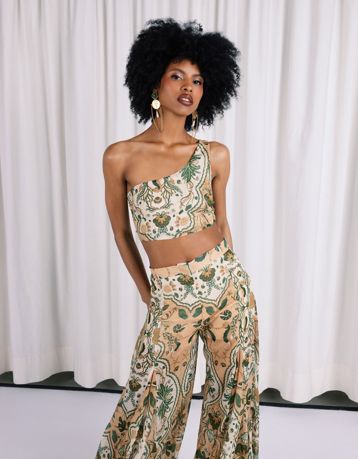 Abstracto Shells one shoulder top