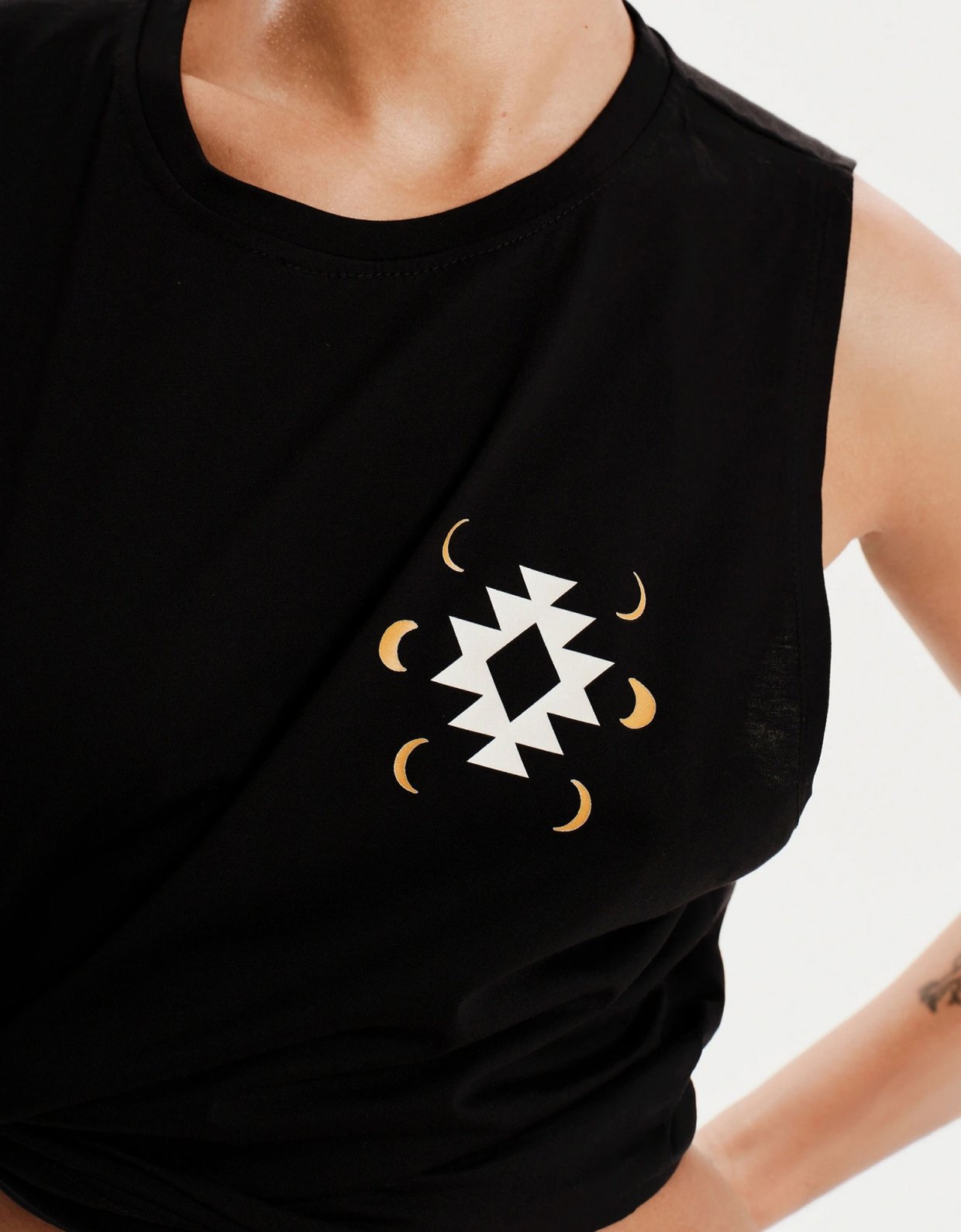 Peace and Chaos Serenity tank top black