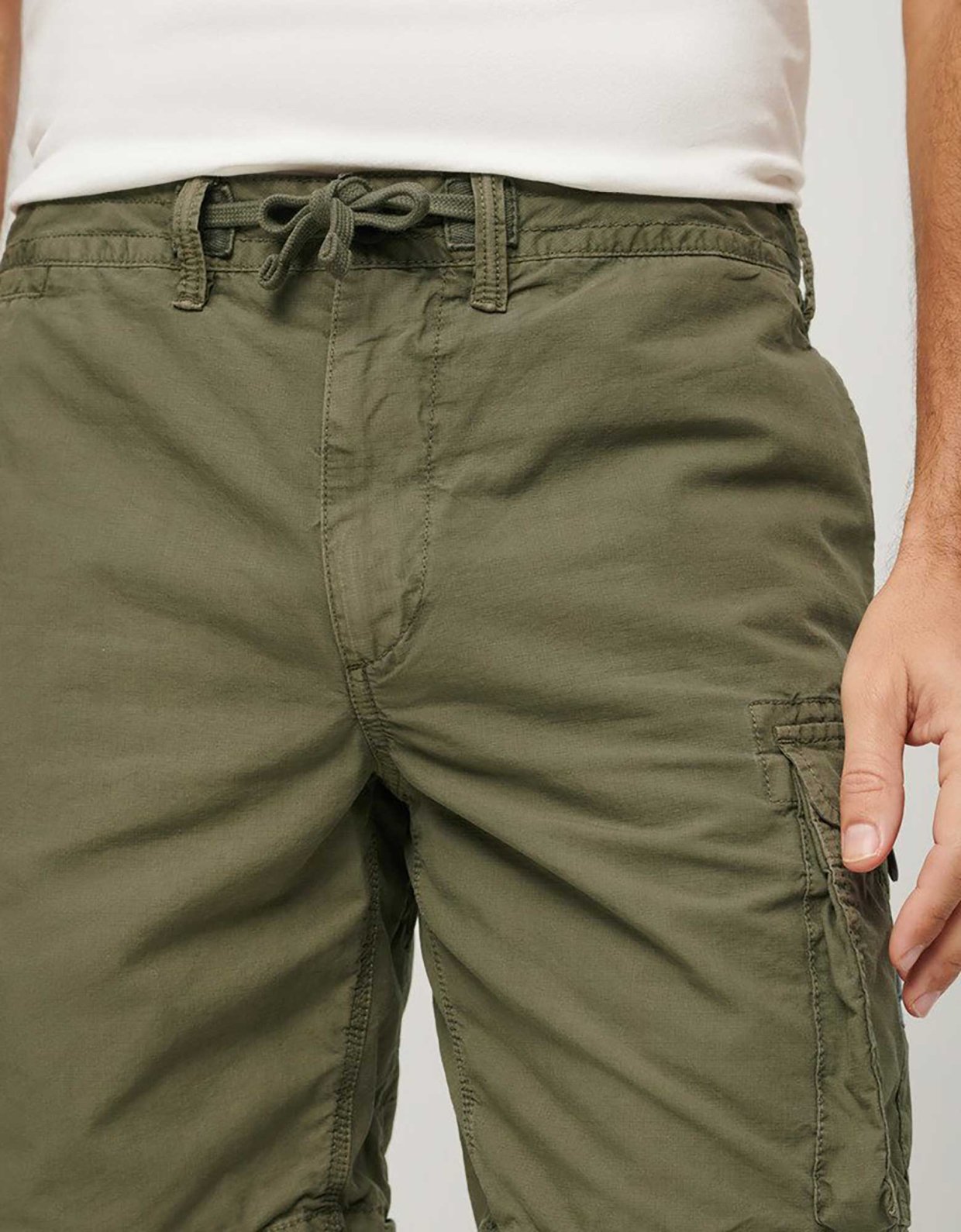 Superdry Parachute light short chive green