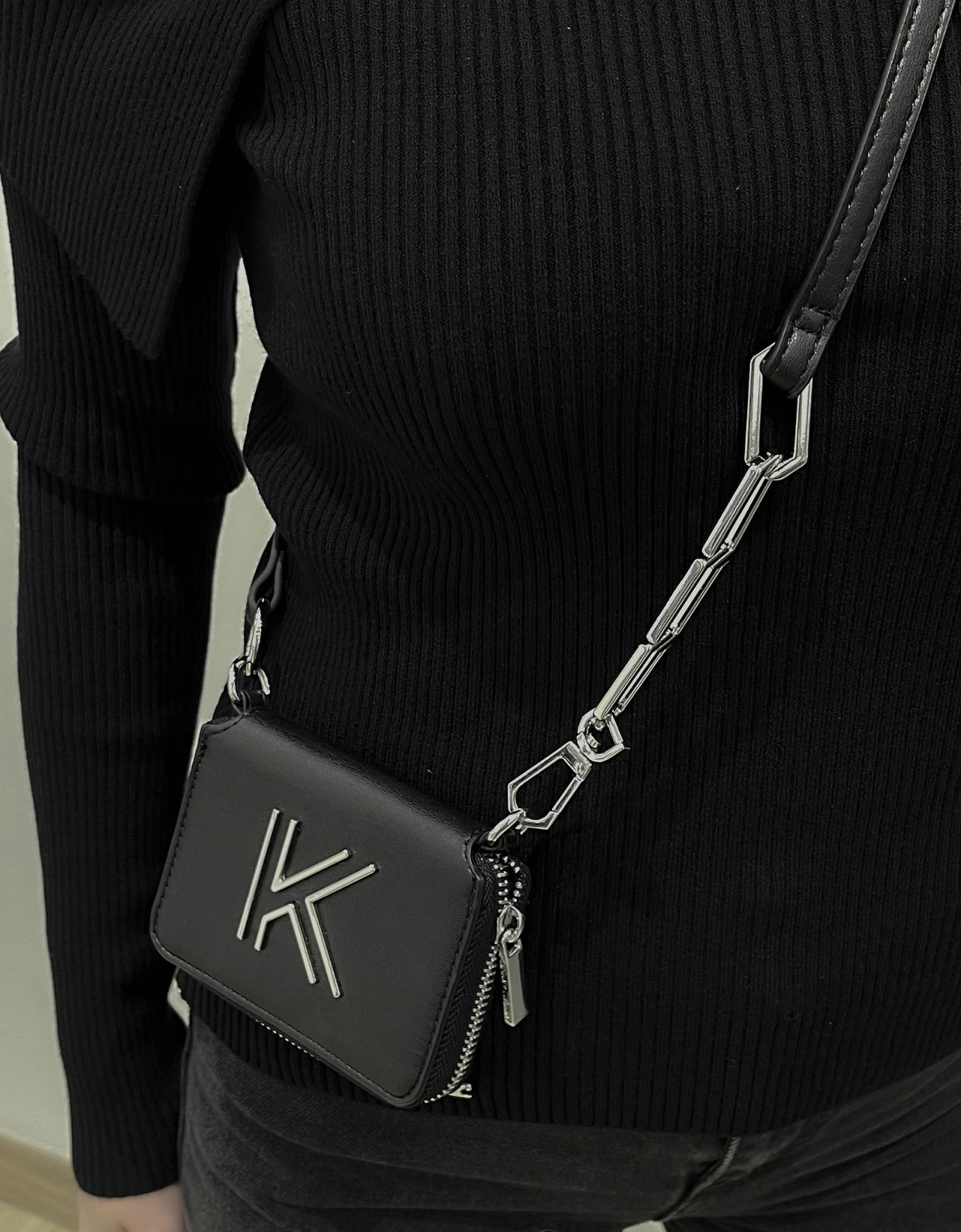 Kendall + Kylie Coco-chain wallet black