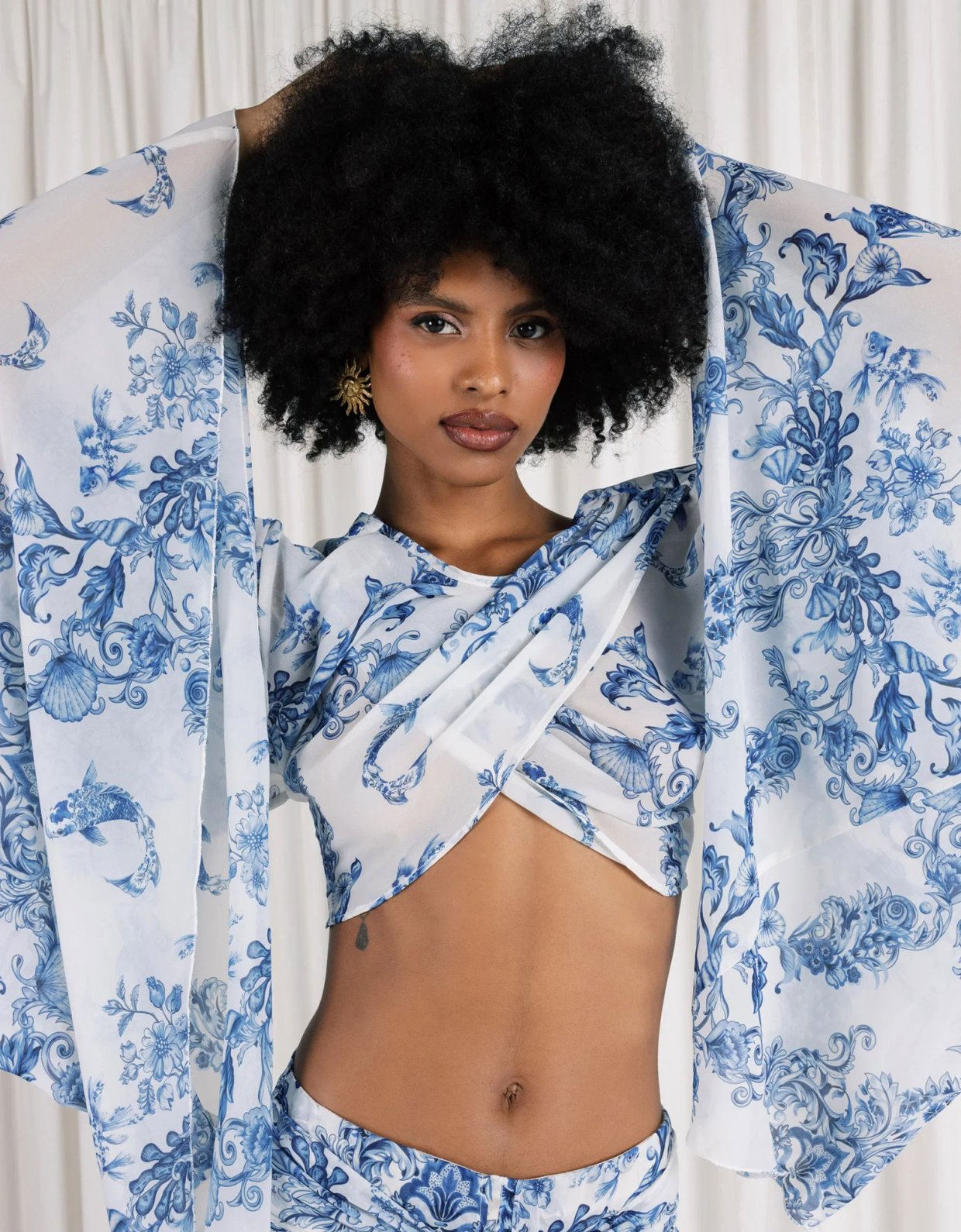Abstracto Ionis top wide sleeves
