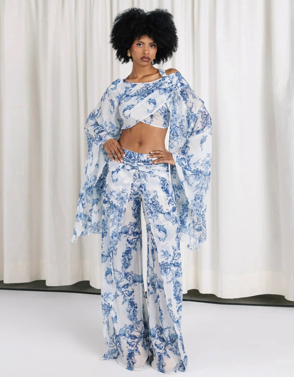 Abstracto Ionis top wide sleeves