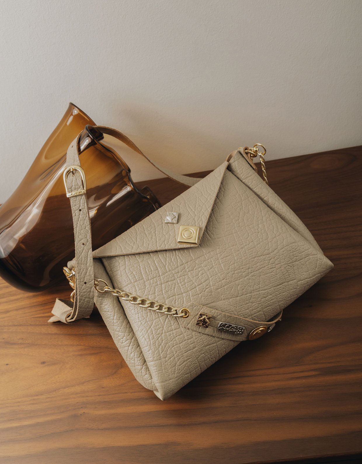 Individual Art Leather Beautiful things bag stone beige-gold