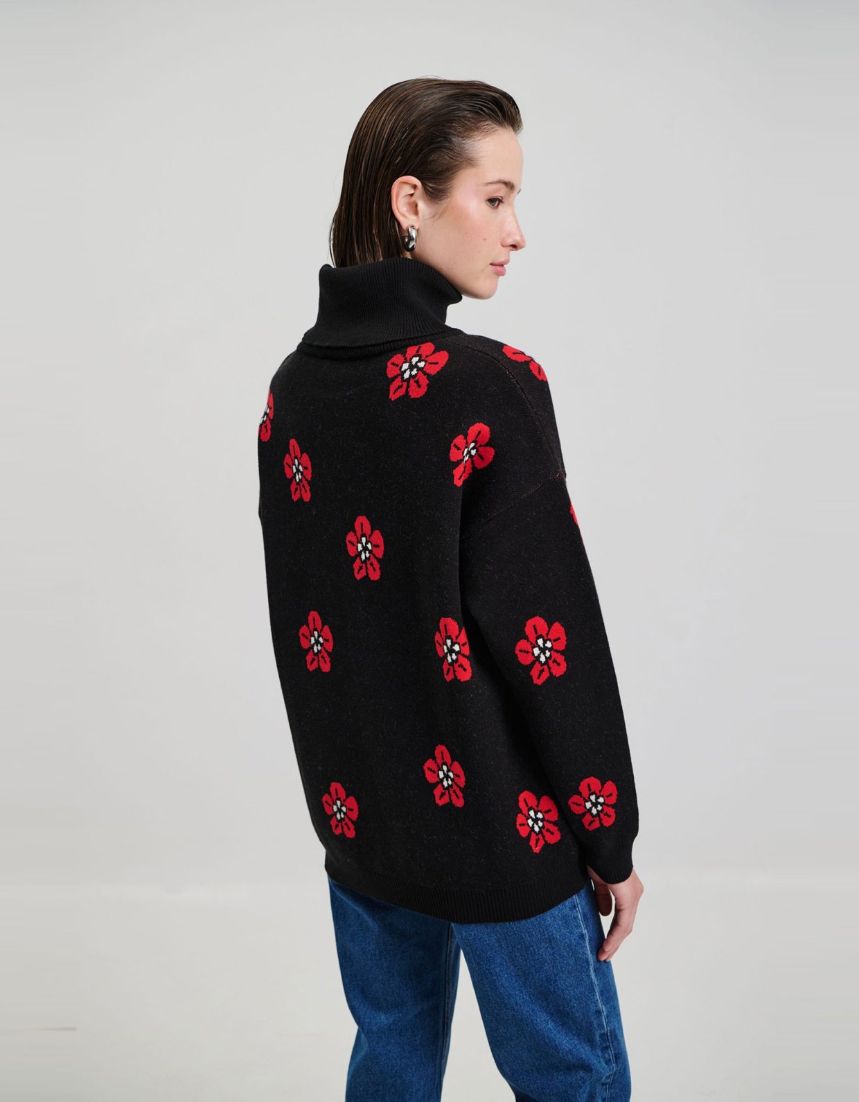 Combos Knitwear Flowers black blouse