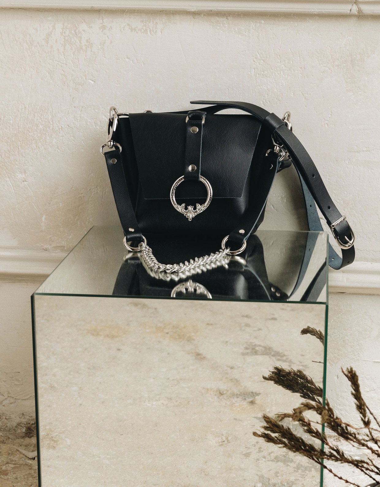 Individual Art Leather Here I am bag black nickel
