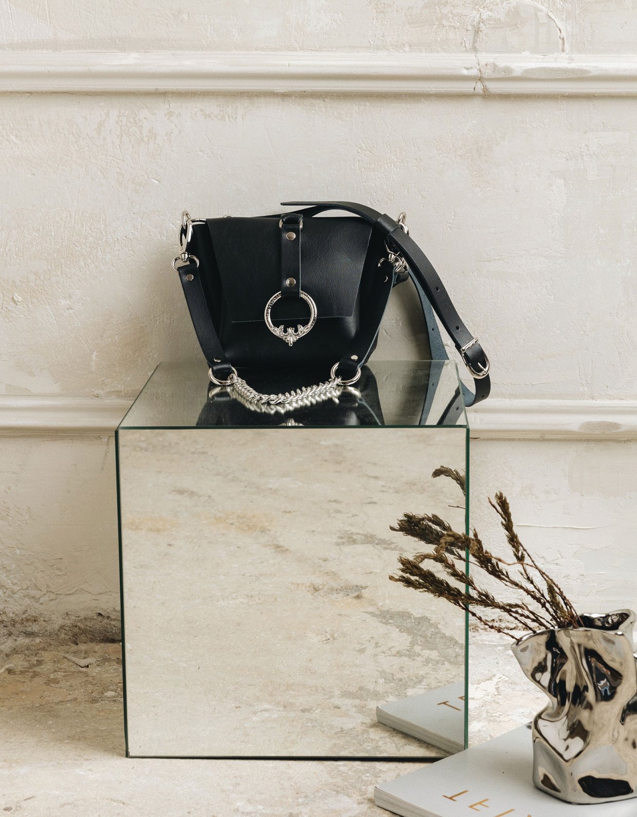 Individual Art Leather Here I am bag black nickel