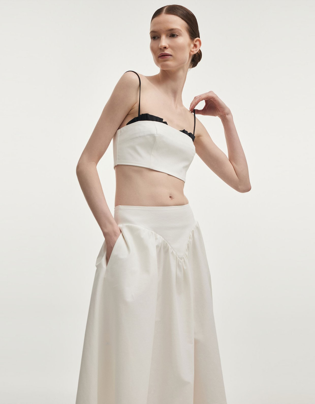 Nadia Rapti Hibiscus top white/ black