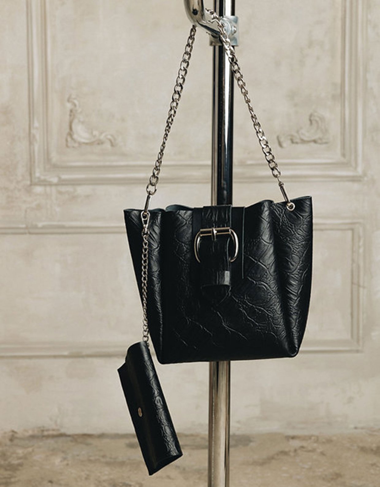 Individual Art Leather Missing bag black-nickel