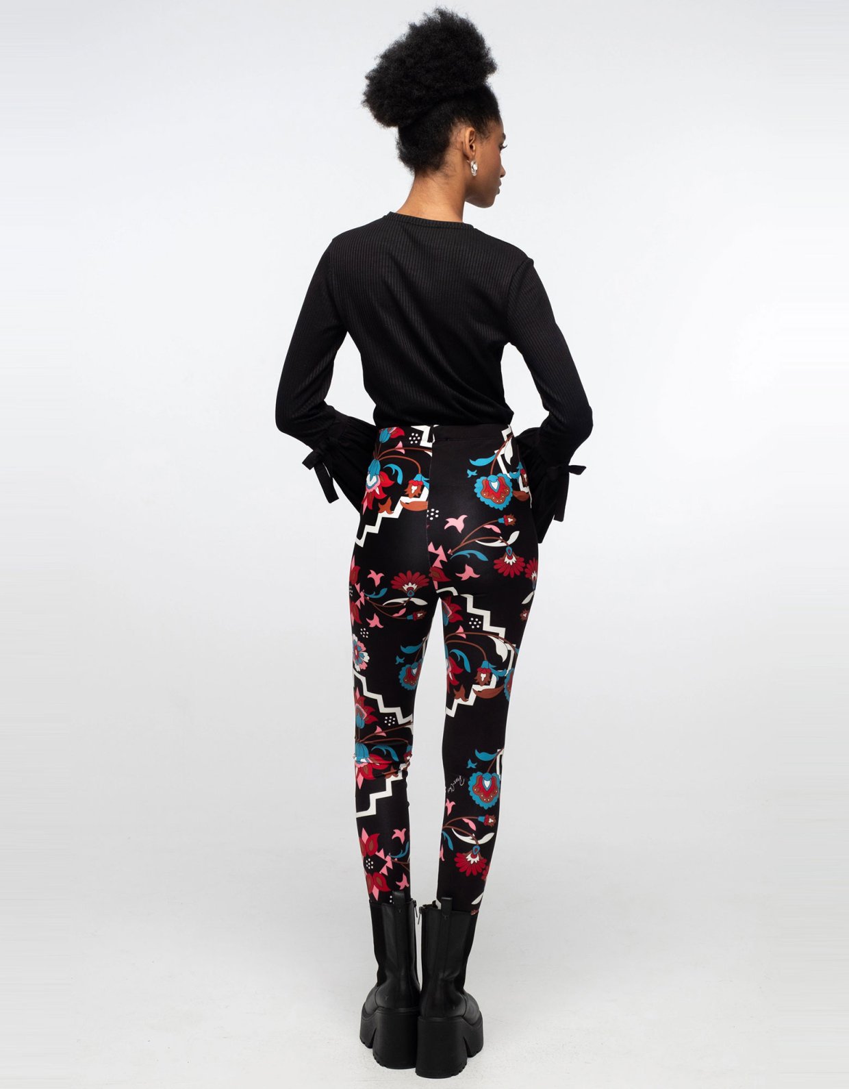 Peace and Chaos Romancer leggings
