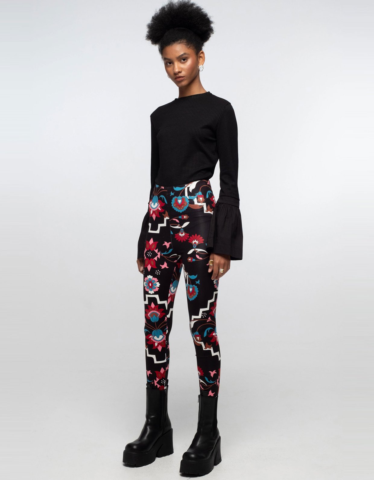 Peace and Chaos Romancer leggings