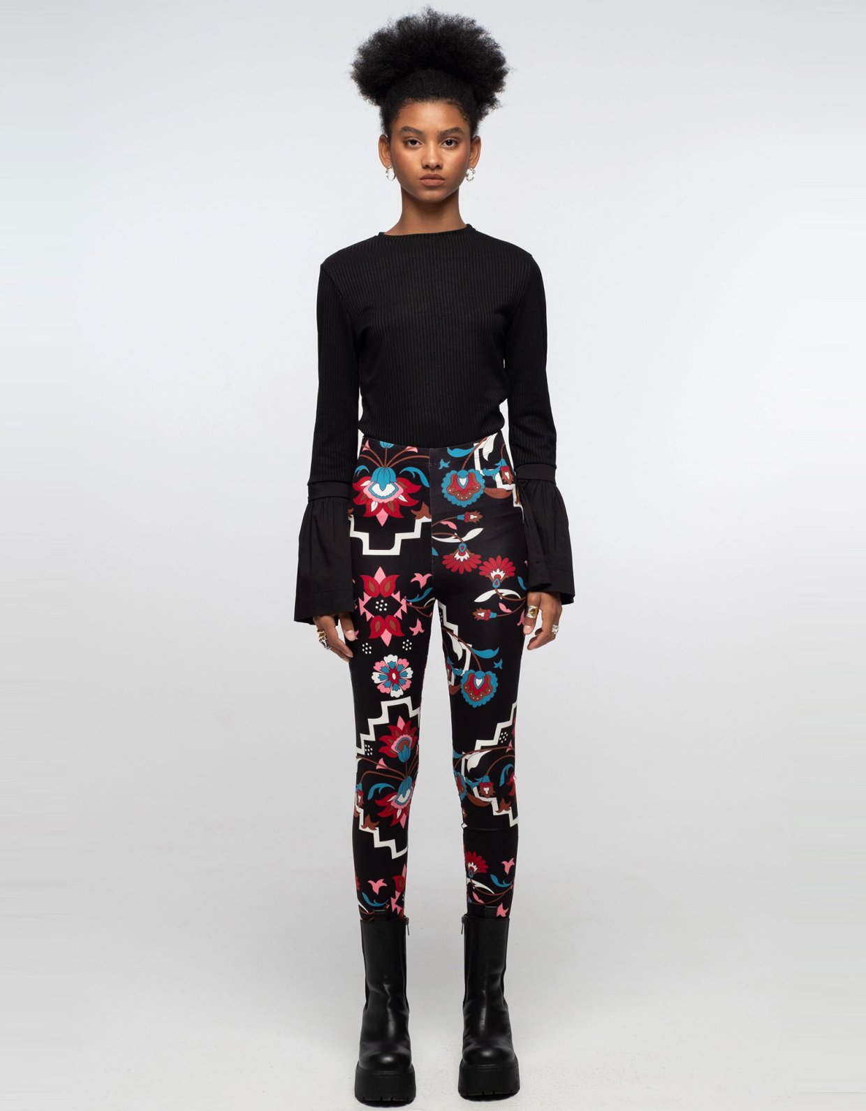 Peace and Chaos Romancer leggings