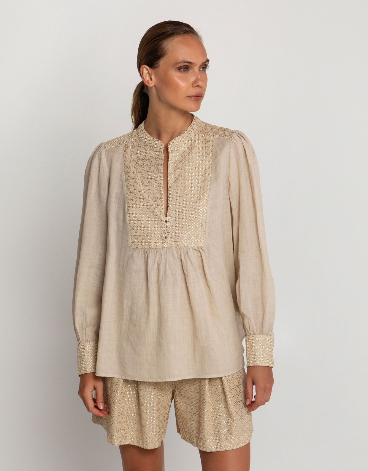 Greek Archaic Kori Cross embroidered pleated bermuda shorts beige-gold