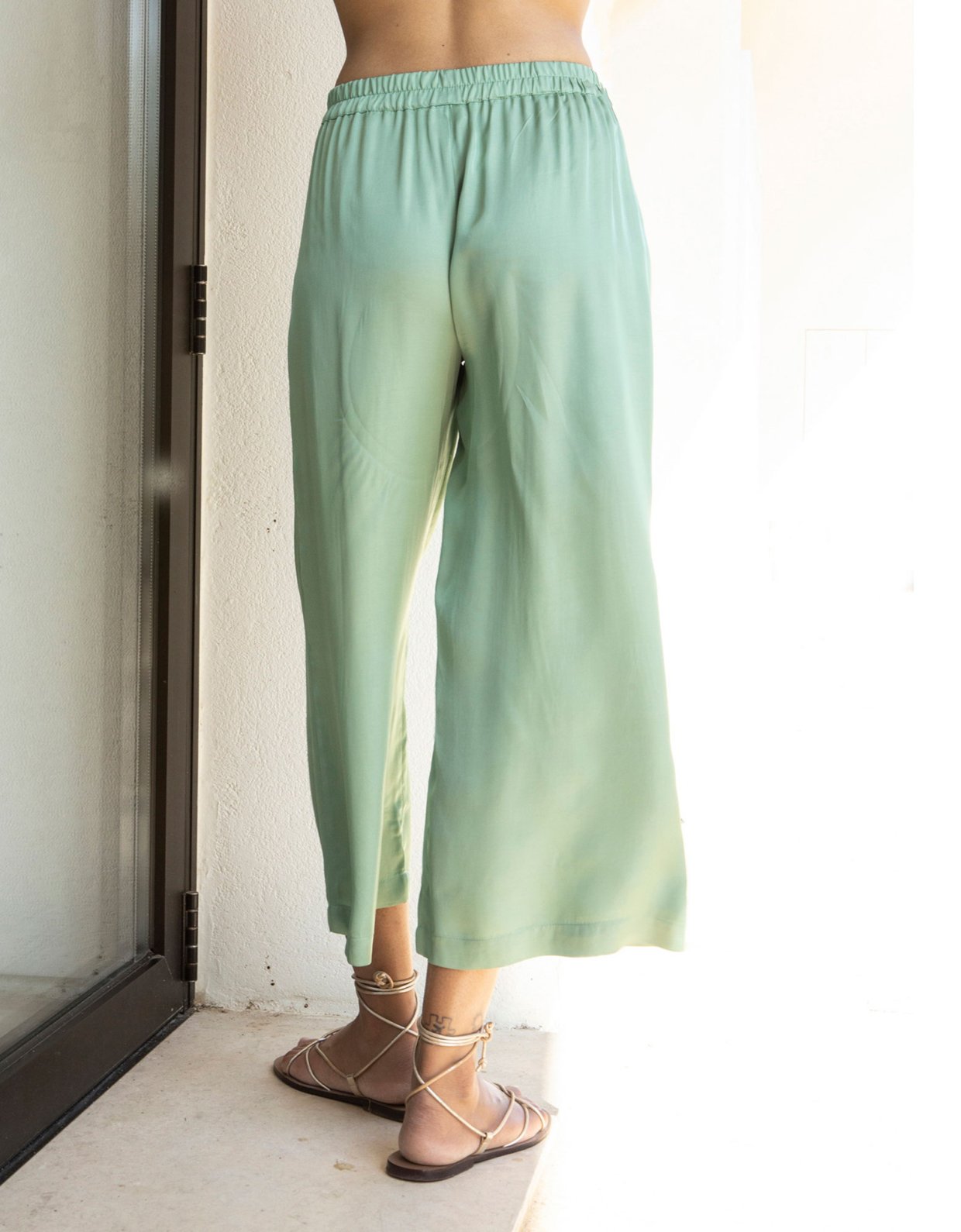 Aggel Knitwear Satin crop pants aloe