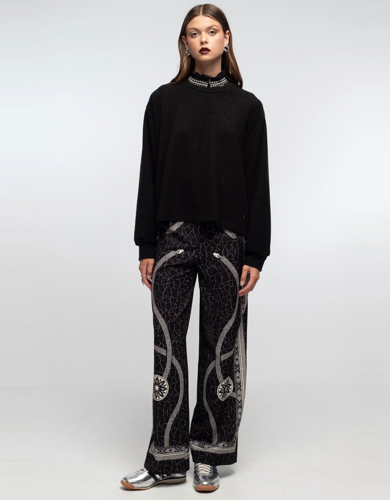 Peace and Chaos Vital top black