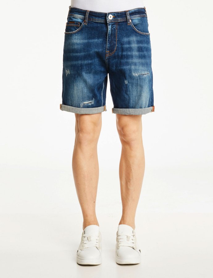 Bermuda shorts with destroyed details