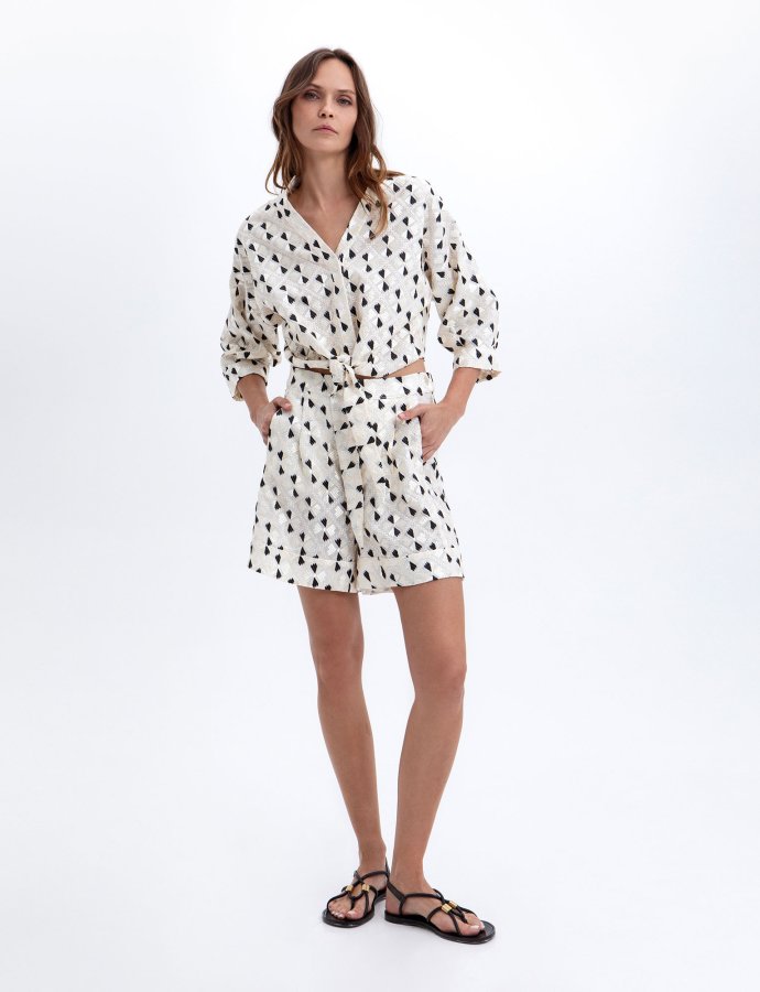 Flakes embroidered pleated shorts white –champagne black shiny