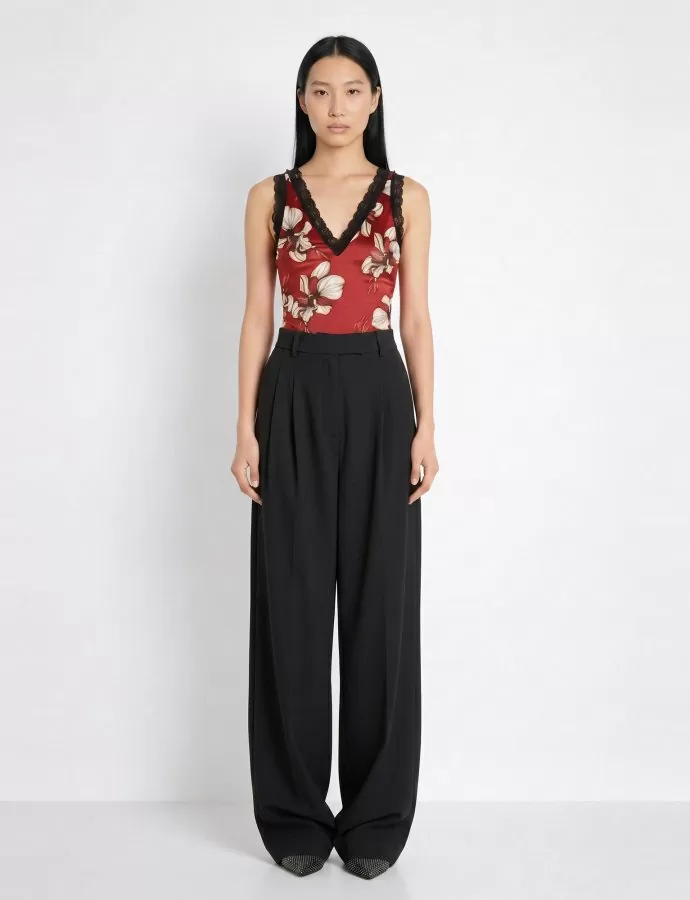 Rouge fleur floral body