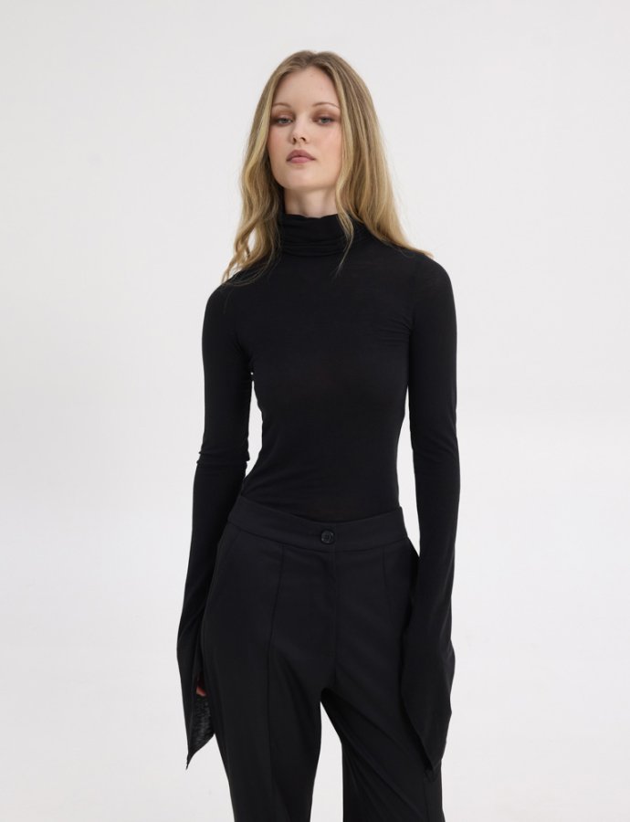 Sarah turtleneck top black