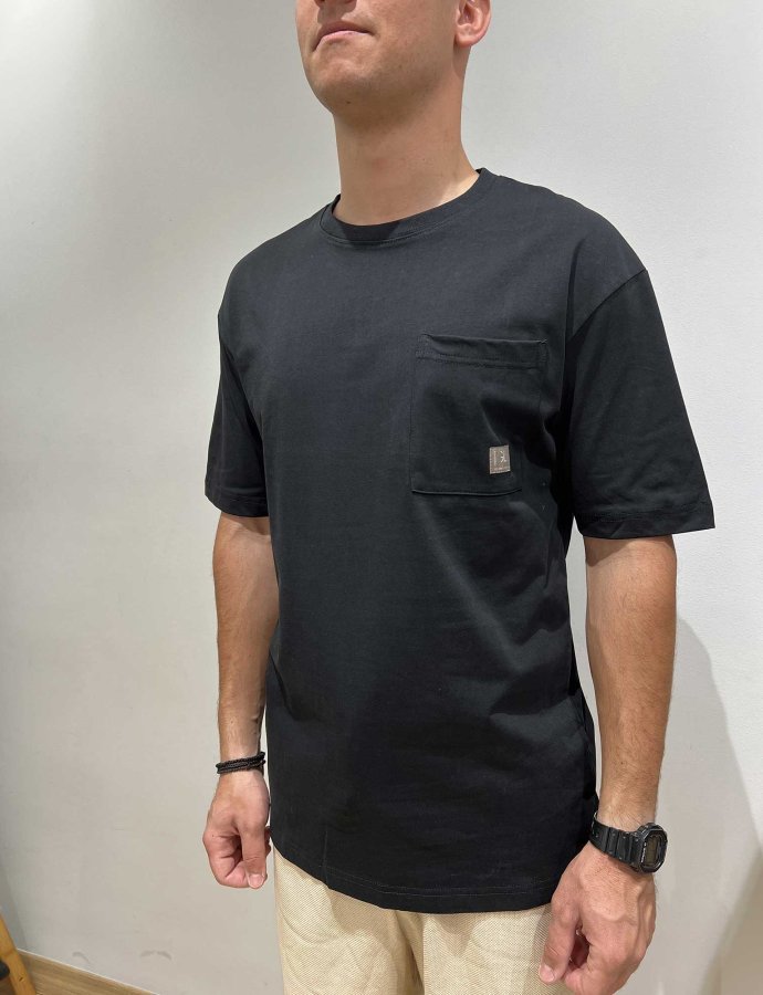 T-shirt black pocket